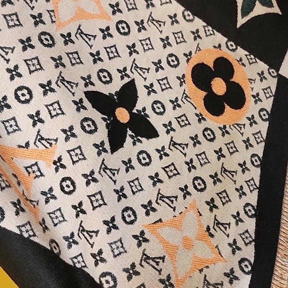 NWOT Reversible Oversized Shawl/Scarf - Picture 6 of 10